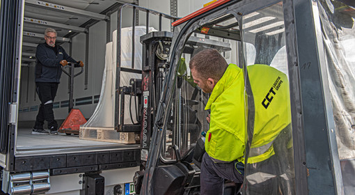 Mitarbeiter von CCT lädt mit Gabelstapler Transportgut in einen LKW.