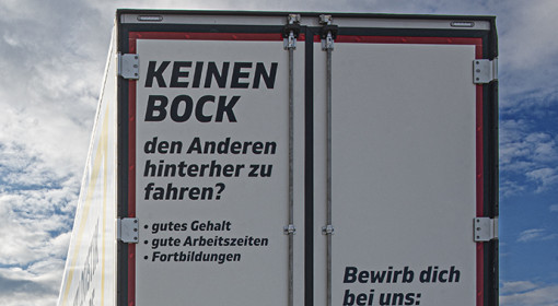 LKW der CCT-Gruppe von hinten mit der Aufforderung, sich zu bewerben